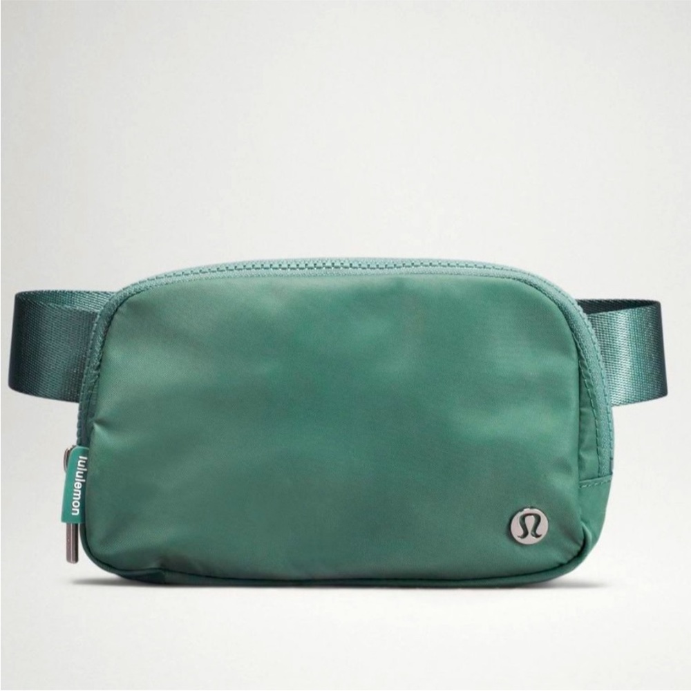 LIKE NEW Lululemon Everywhere Belt Bag 1L